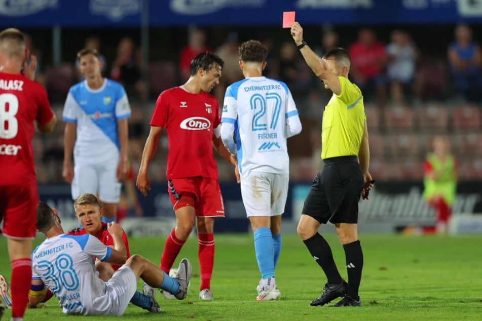 CFC-Kapitän Tobias Müller (31, unten links) flog in der 77. Minute vom Platz.