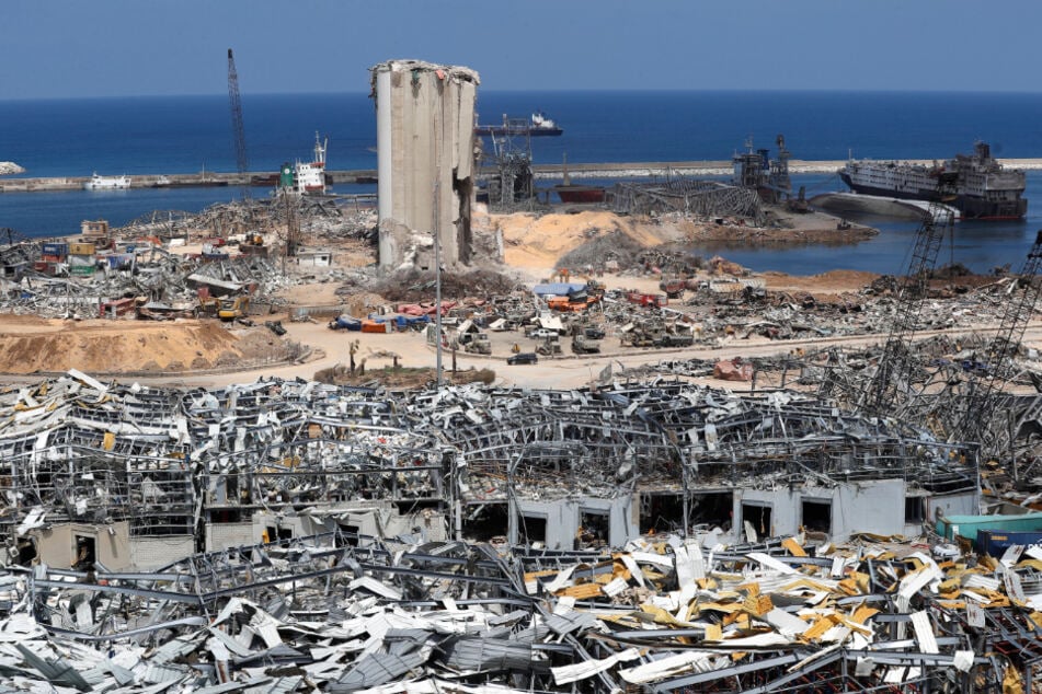 Beirut: Soldaten der libanesischen Armee, Rettungskräfte und Ermittlungsbeamte arbeiten in den Trümmern am Hafen, an dem am 4. August eine verheerende Explosion die Umgebung zerstört hat.
