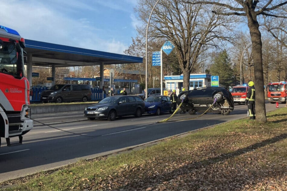 Der Wagen musste unter Mithilfe der Feuerwehr wieder auf die Räder gestellt werden.