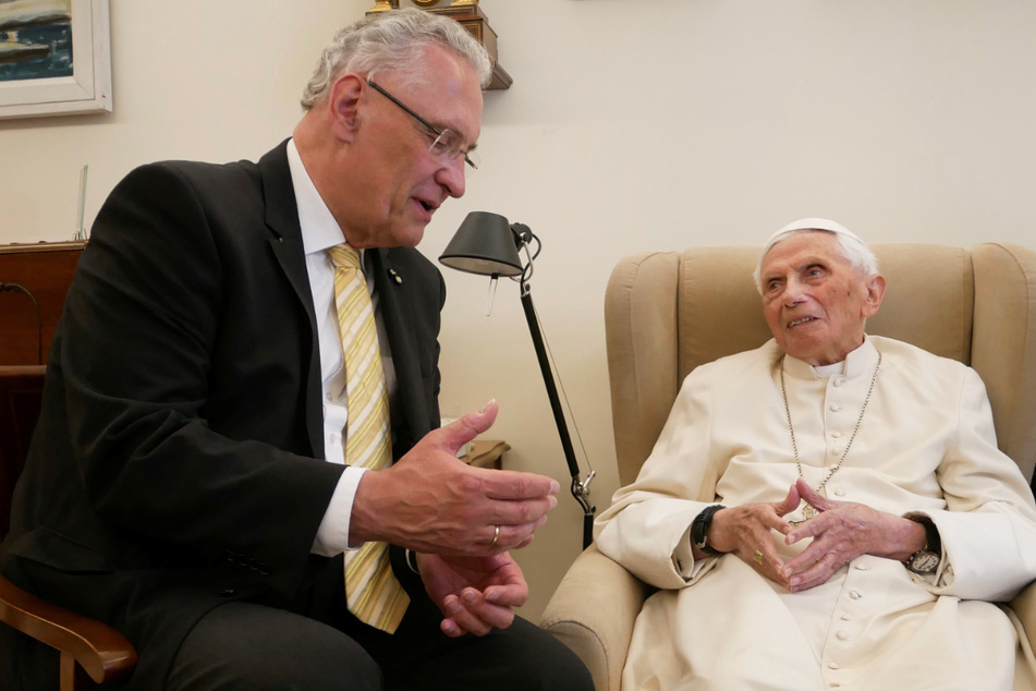 Bayerns Innenminister Joachim Herrmann (65, CSU, l.) besuchte Papst Benedikt anlässlich seines 95. Geburtstages.