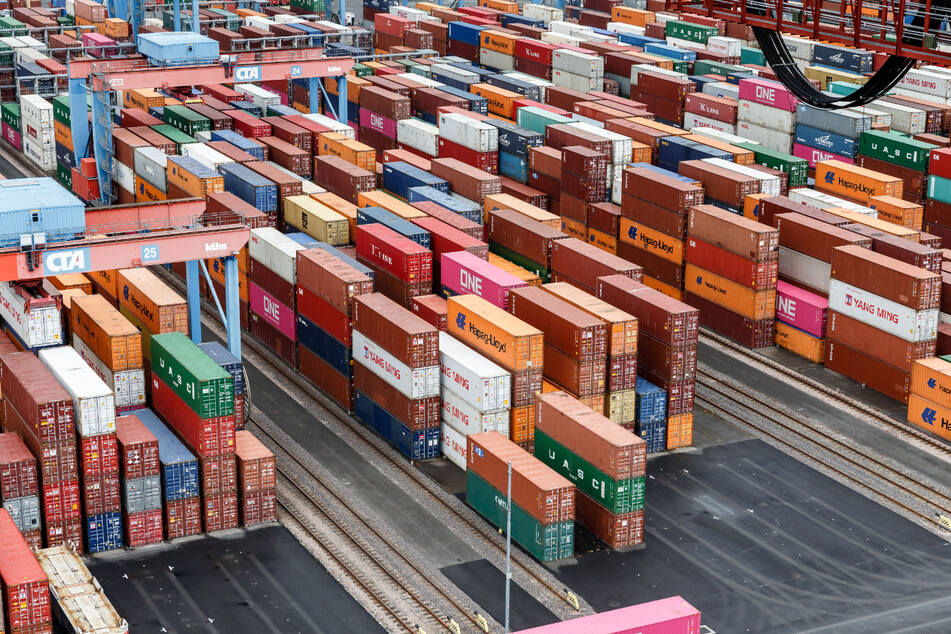 Hamburg: Container stehen im Containerterminal Altenwerder auf einer Abstellfläche. Von dem EU-Lieferkettengesetz wären nur große Firmen betroffen.