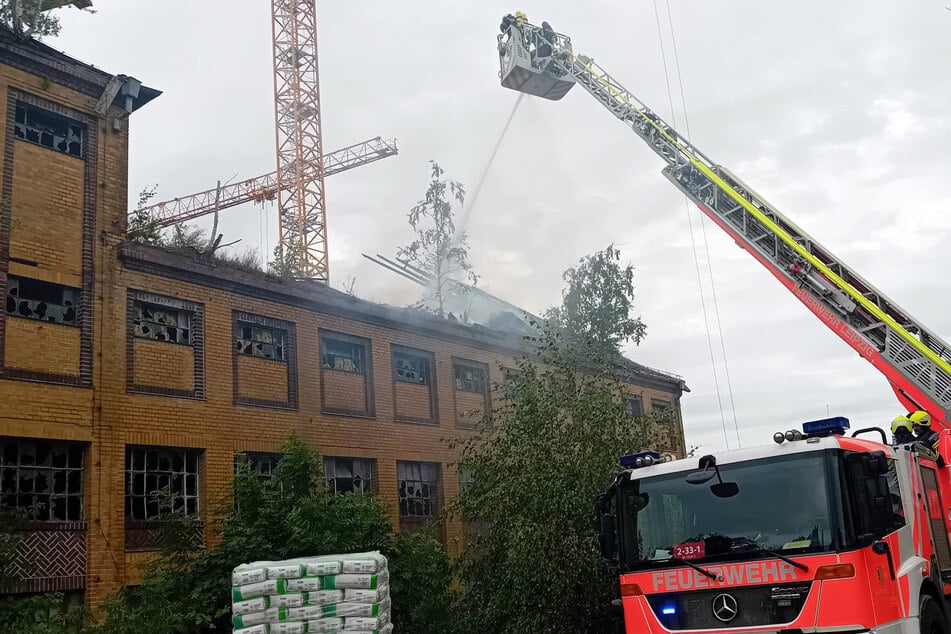 Leipzig: Feuerwehreinsatz im Nordwesten Leipzigs: Alte Sterni-Brauerei in Brand