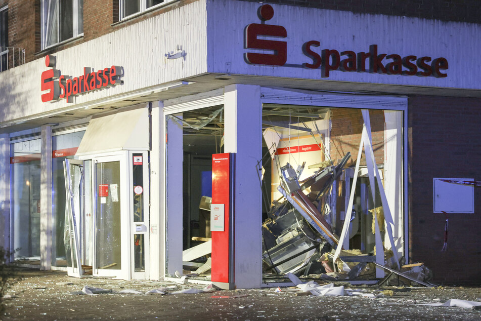 Die Täter sprengten einen Geldautomaten der Sparkasse in Hünxe.