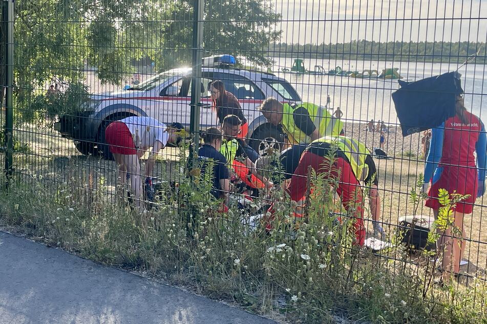 Rettungssanitäter waren am Mittwoch an der Schladitzer Bucht gefordert.
