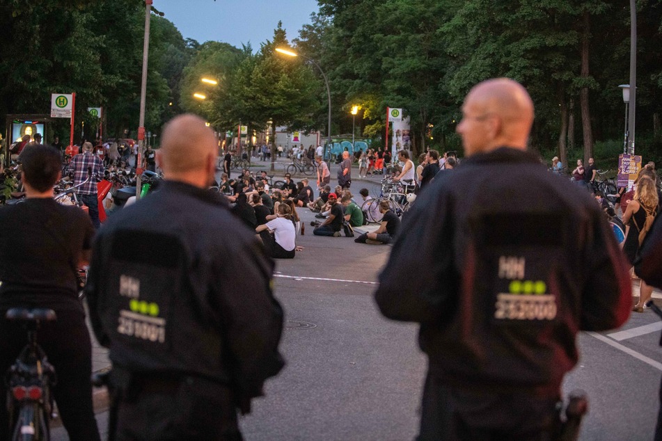 Polizisten stehen am Rande der Kundgebung im Schanzenviertel.