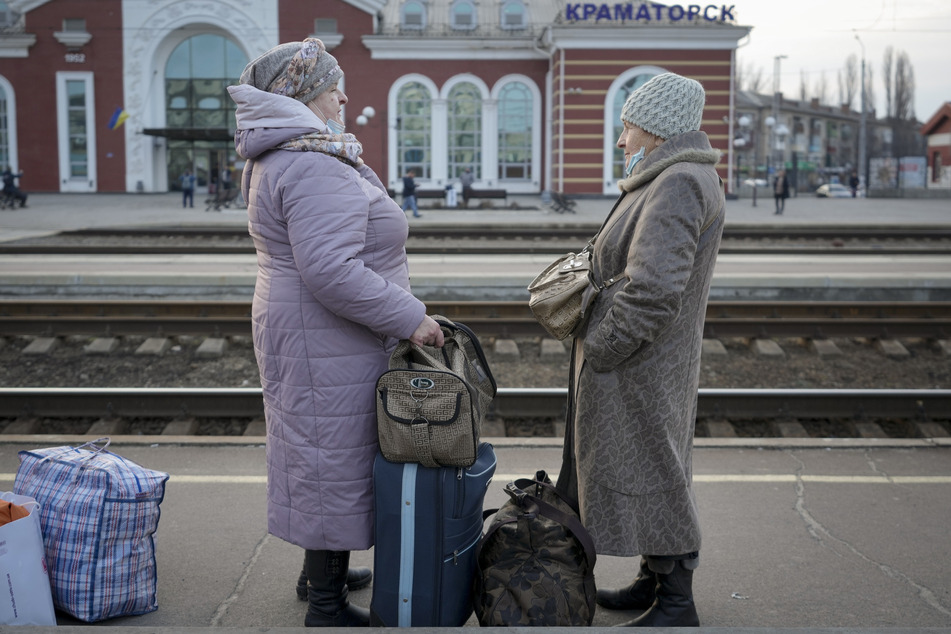 Zwei ältere Frauen unterhalten sich auf einem Bahnsteig in Kramatorsk in der Region Donezk in der Ostukraine. Sie warten auf einen Zug nach Kiew.
