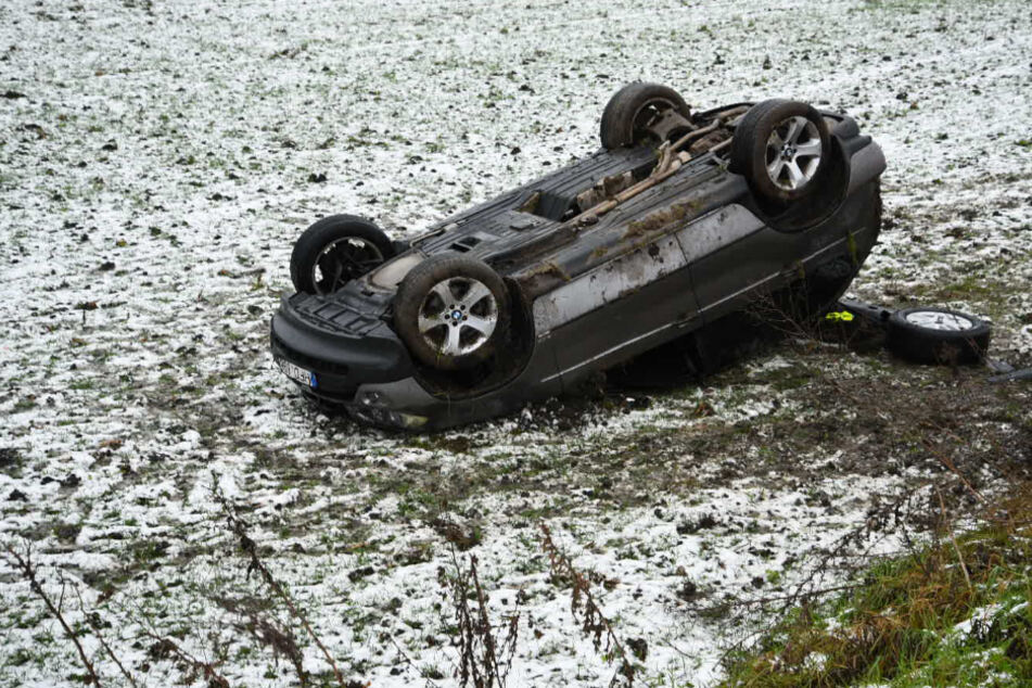 Der BMW-Fahrer kam von der Straße ab und überschlug sich.