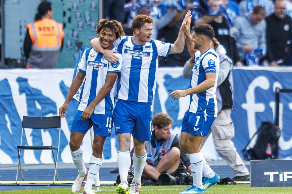 Er trifft schon wieder: Joker Oluwaseun Adewumi (21, l.) lässt sich nach dem 2:1 feiern.