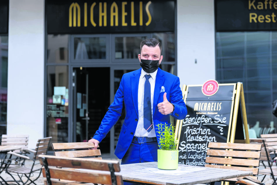 Daumen hoch! Startklar für seine Gäste ist auch Tommy Seidel (36), Restaurantleiter vom Café Michaelis am Düsseldorfer Platz.