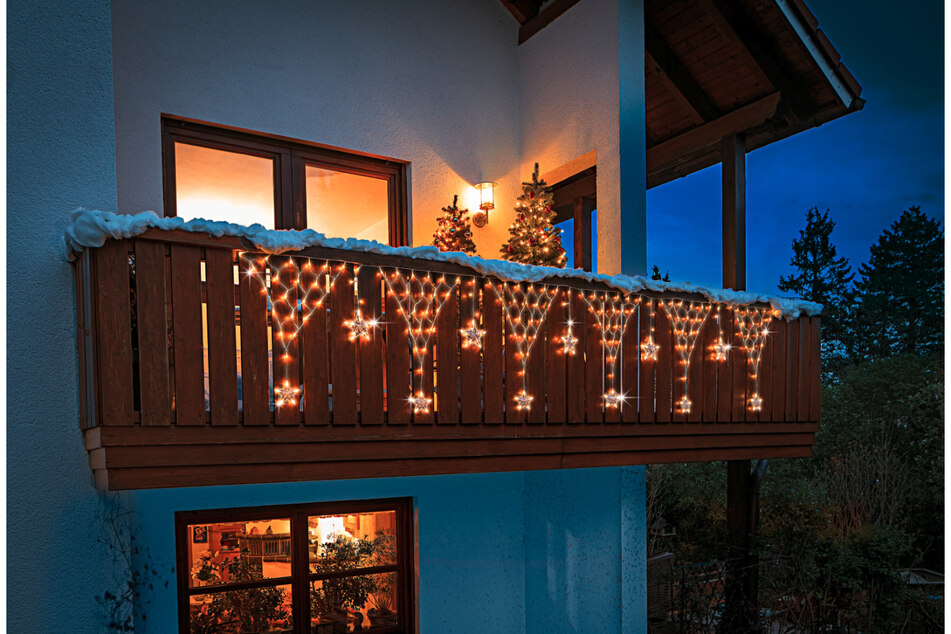 Eine dekorative Weihnachtsbeleuchtung für den Balkon ist z.B. diese Sternen-Lichterkette.