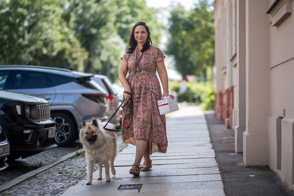 Maria Lordan (39) mit Hund Camille (1) beim Abholen ihrer Medikamentenbox. Die kostet pro Monat 6000 Euro.