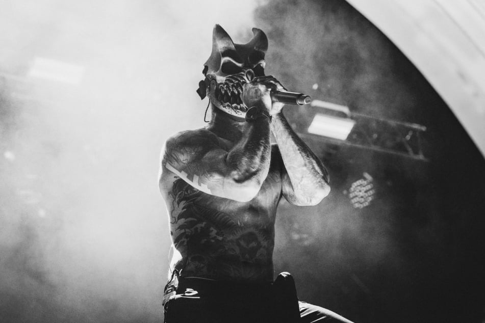 Krasse Musik, noch krasseres Auftreten: Die Extrem-Metaler von "Slaughter to Prevail" nahmen sich am Samstag das Leipziger Haus Auensee vor.