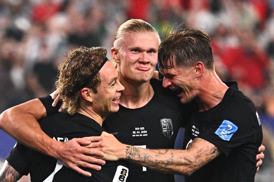 Erling Haaland (M.) und seine Norweger qualifizierten sich ebenfalls vorzeitig für die K.-o.-Runde.