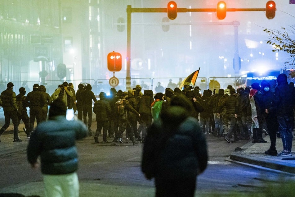 Am Anton de Komplein in Amsterdam sammelten sich propalästinensische Demonstranten.