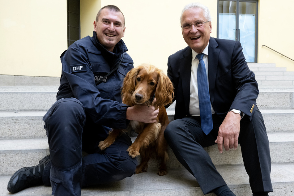 Innenminister Joachim Herrmann mit Hundeführer Volker Herdam und Datenträgerspürhund Chip.