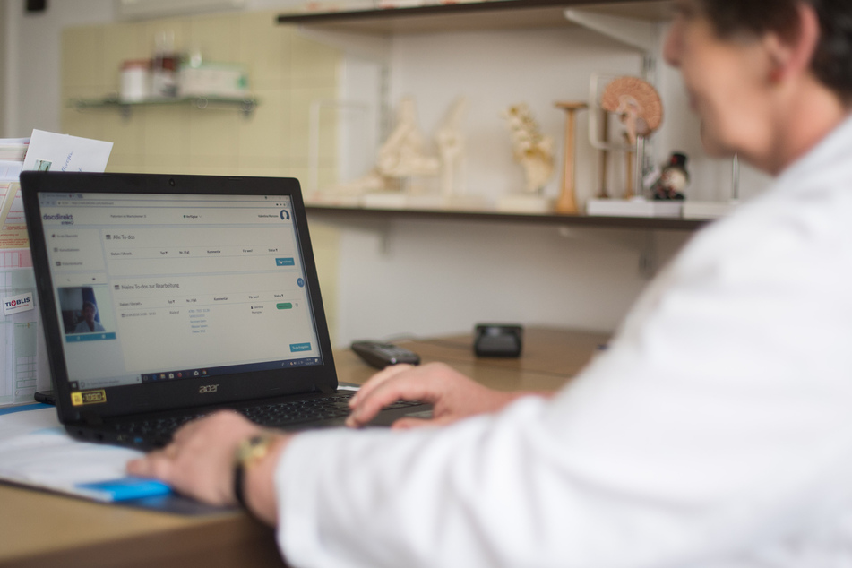 Eine Ärztin sitzt während eines Pilotprojekts zur Telemedizin "docdirect", vor ihrem Laptop und hat das Programm geöffnet.