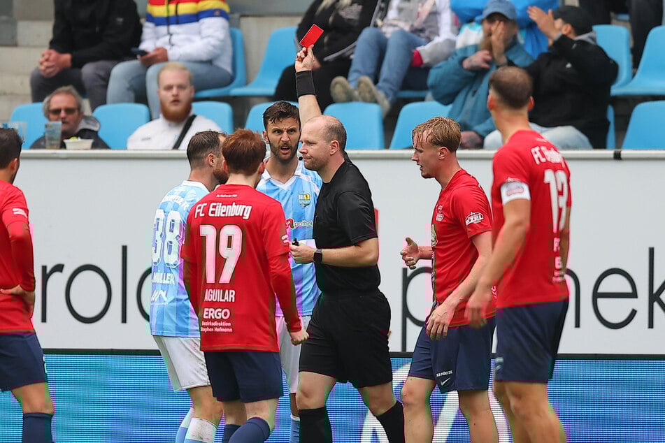 Schiedsrichter Johannes Drößler zeigt Dejan Bozic (32) die Rote Karte.