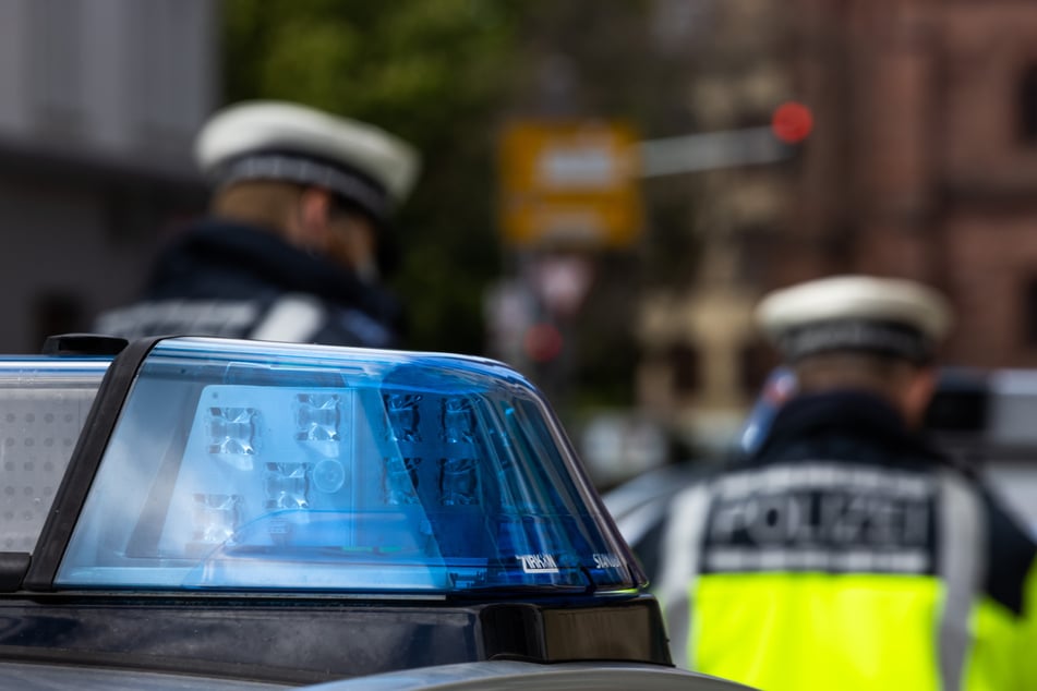 Der Polizist kam in medizinische Behandlung. (Symbolbild)