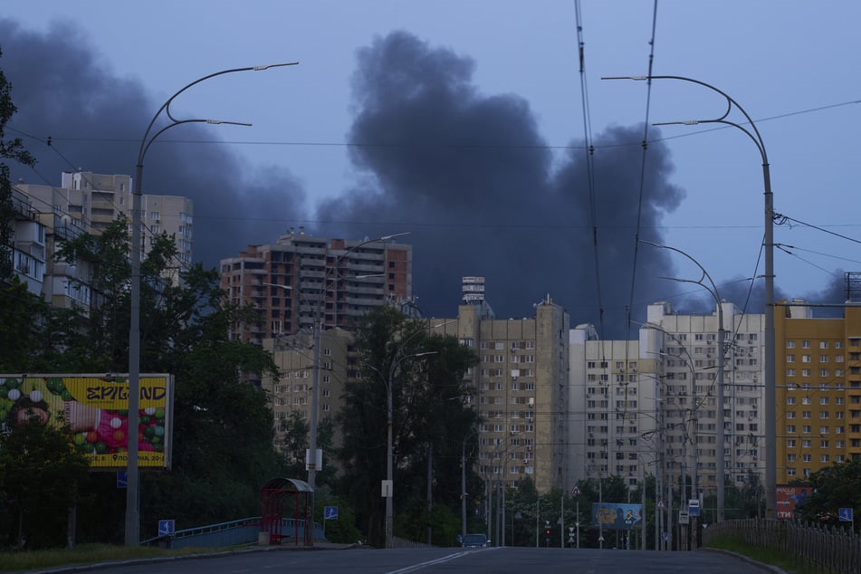 Rauch bedeckt den Himmel über dem ukrainischen Kiew nach russischen Raketen- und Drohnenangriffen.