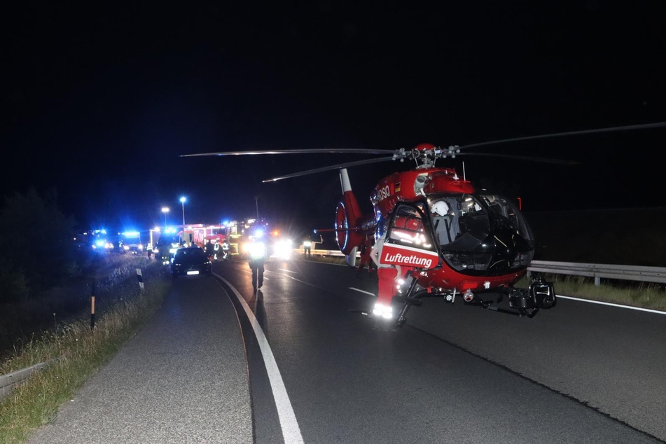 Der Unfallfahrer (25) musste mit schweren Verletzungen per Rettungshubschrauber ins Krankenhaus geflogen werden.