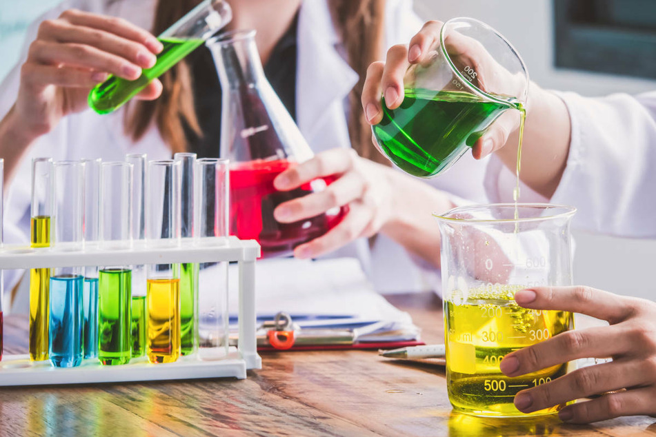 Am Montag hat ein Chemielehrer an einer Schule im mecklenburgischen Pasewalk ungewollt einen Katastrophenschutzeinsatz ausgelöst. (Symbolfoto)