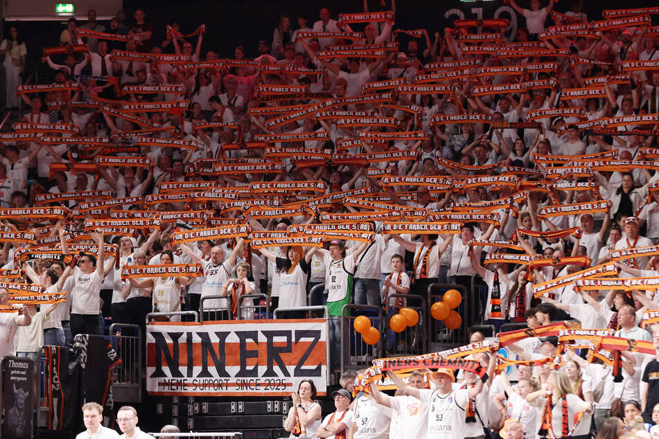Rund 2000 Chemnitzer feuerten die Niners am Sonntag in der Berliner Uber Arena an.