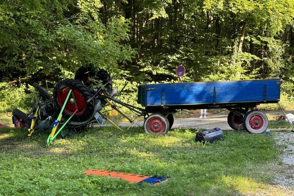 Der Traktor musste zur Bergung abgestürzt werden.