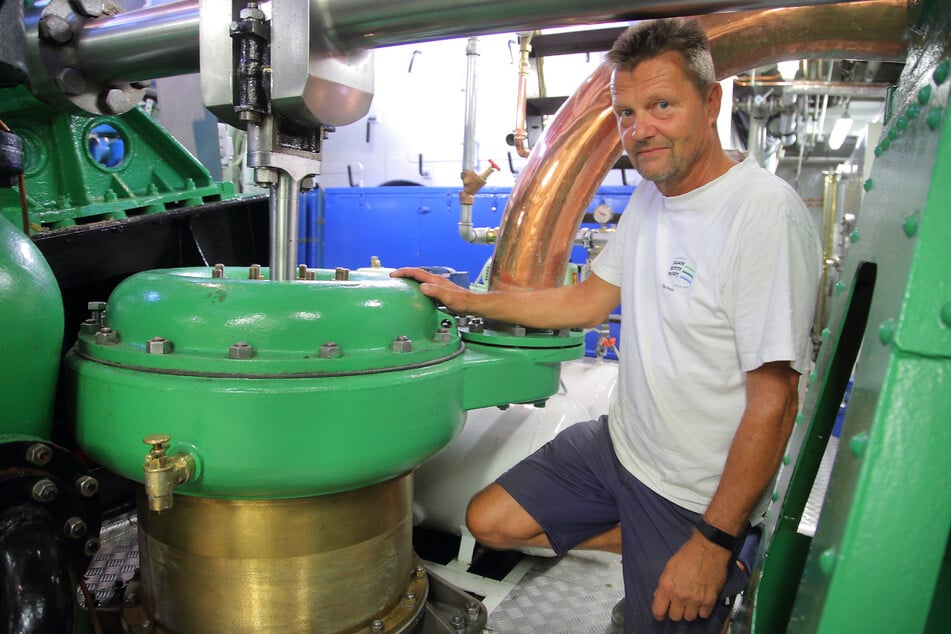 Werftleiter Falk Naumann (58) an der defekten Luftpumpe.