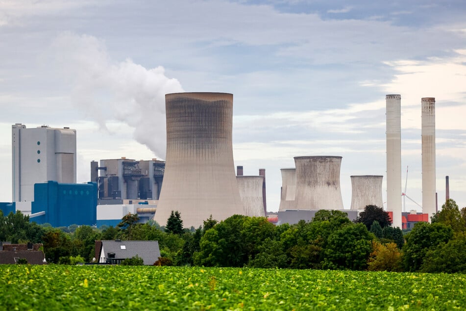 Der Brandort befindet sich in direkter Nähe zum Kraftwerk in Bergheim-Niederaußem. (Archivbild)