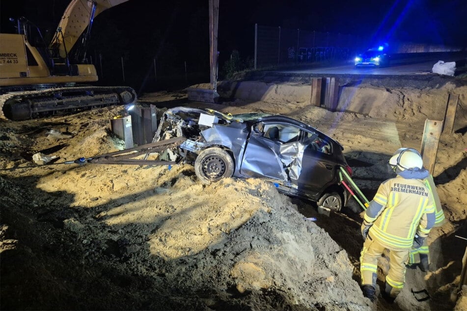 Der Mann konnte von den Einsatzkräften aus seinem Auto befreit werden.