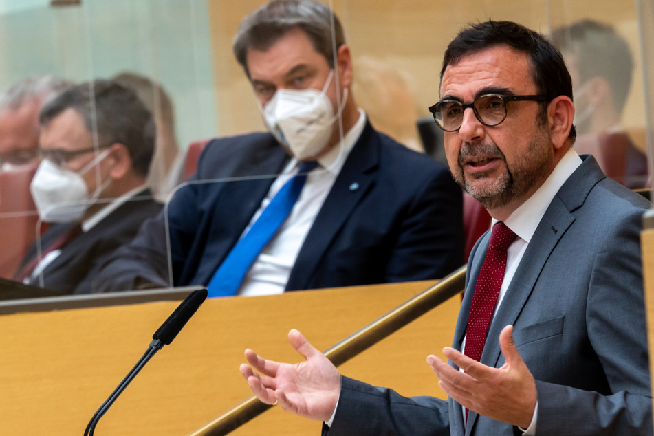 Klaus Holetschek (CSU, 56), Staatsminister für Gesundheit und Pflege, spricht während seiner Regierungserklärung im Plenarsitzung im bayerischen Landtag. Im Hintergrund sitzt Markus Söder (CSU), Ministerpräsident von Bayern.