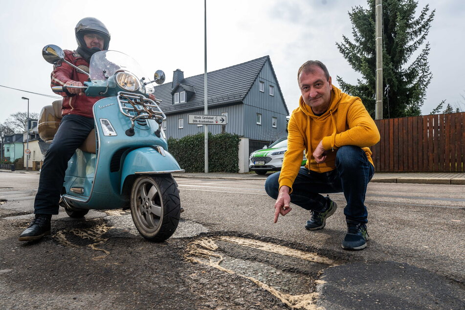 Redakteur Bernd Rippert (62, l.) und Fahrlehrer Mathias Hetzel (56.) vor einem Schlagloch auf der Oberfrohnaer Straße in Rabenstein.