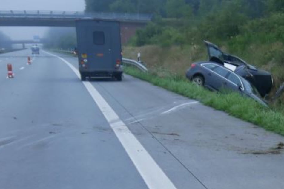 Unfall A1: Transporter und Anhänger kollidieren: Turnierpferd stirbt bei schwerem Unfall auf der Autobahn