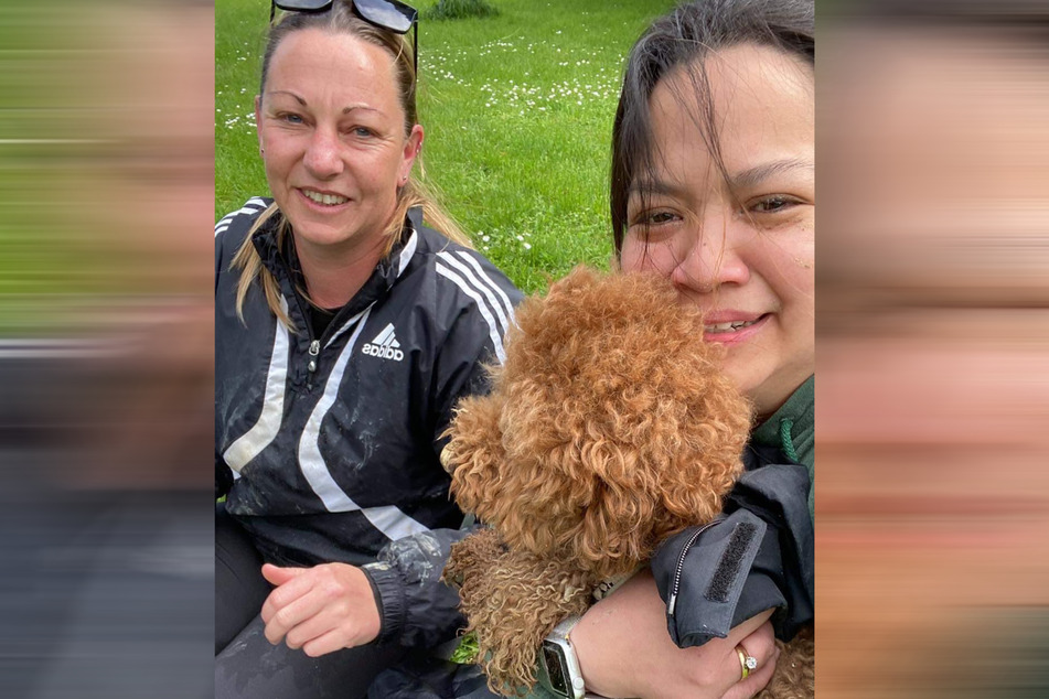 Lisa Webster (l.) and Amanda Te Wake were overjoyed to have their curly haired doggo back.