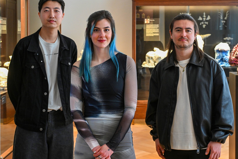 Die Künstler David Torres (34, v.l.n.r.), Helena Sekot (27) und Philsoo Heo (31) in der neuen Ausstellung "Knochen, Holz &amp; Weißes Gold".