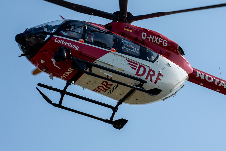 Moment der Unachtsamkeit sorgt für fünf Verletzte: Jugendlicher mit Helikopter in Klinik geflogen