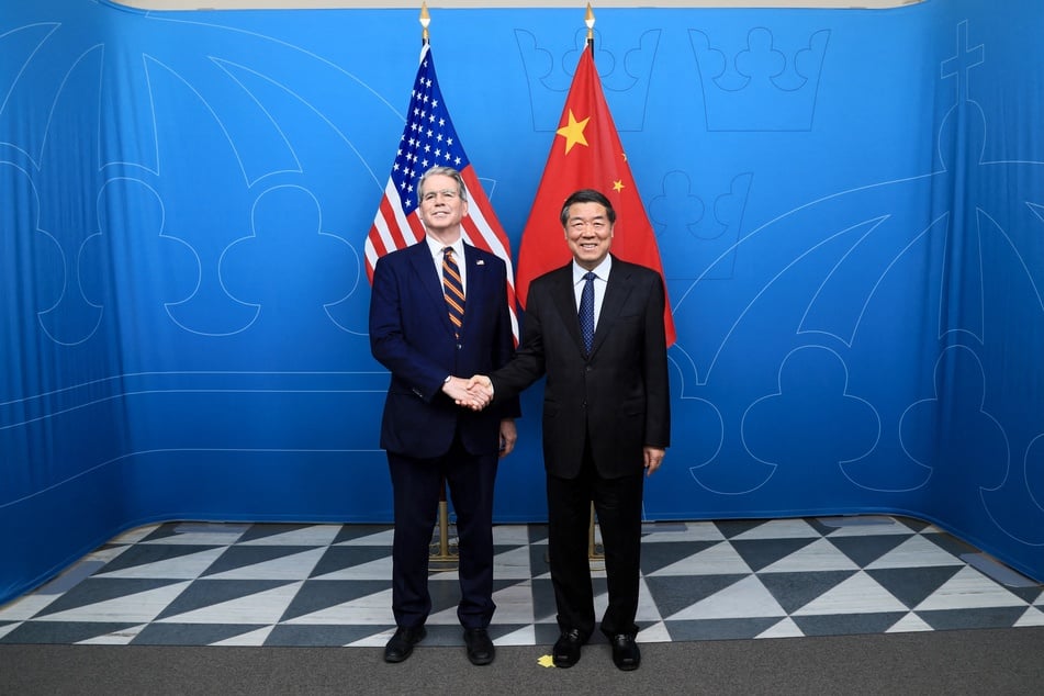 This handout photo from the US Treasury shows US Treasury Secretary Scott Bessent (l.) and Chinese Vice Premier He Lifeng (r.) standing for a photo during meetings in Stockholm, Sweden, on Monday