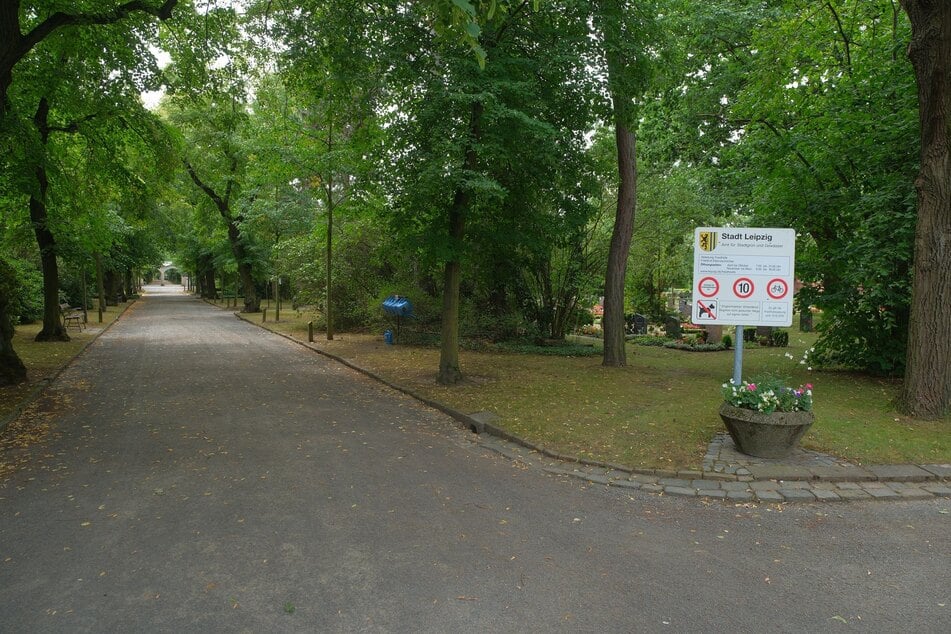Eine Frau (57) wurde auf dem Friedhof Kleinzschocher von einem unbekannten Mann angegriffen.