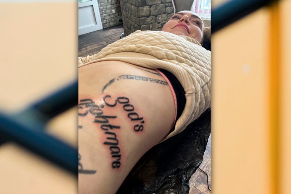 Der Film begleitet Sophie unter anderem ins Tattoo-Studio. "God's Nightmare" (dt.: Gottes Albtraum" hat sie sich dort auf ihren Körper stechen lassen.