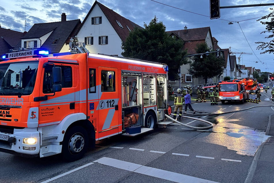 Stuttgart: In Stuttgarter Pizzeria bricht Feuer aus: Bewohner retten sich aus Wohnhaus!