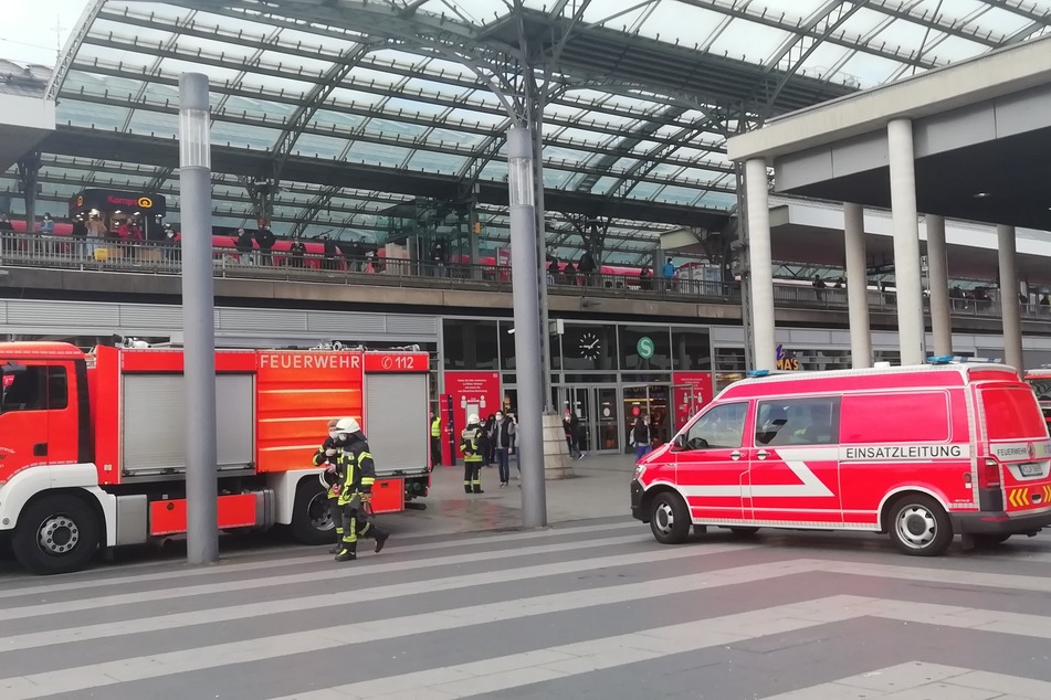 Plötzlich raucht ein Zug: Kölner Hauptbahnhof vorübergehend gesperrt