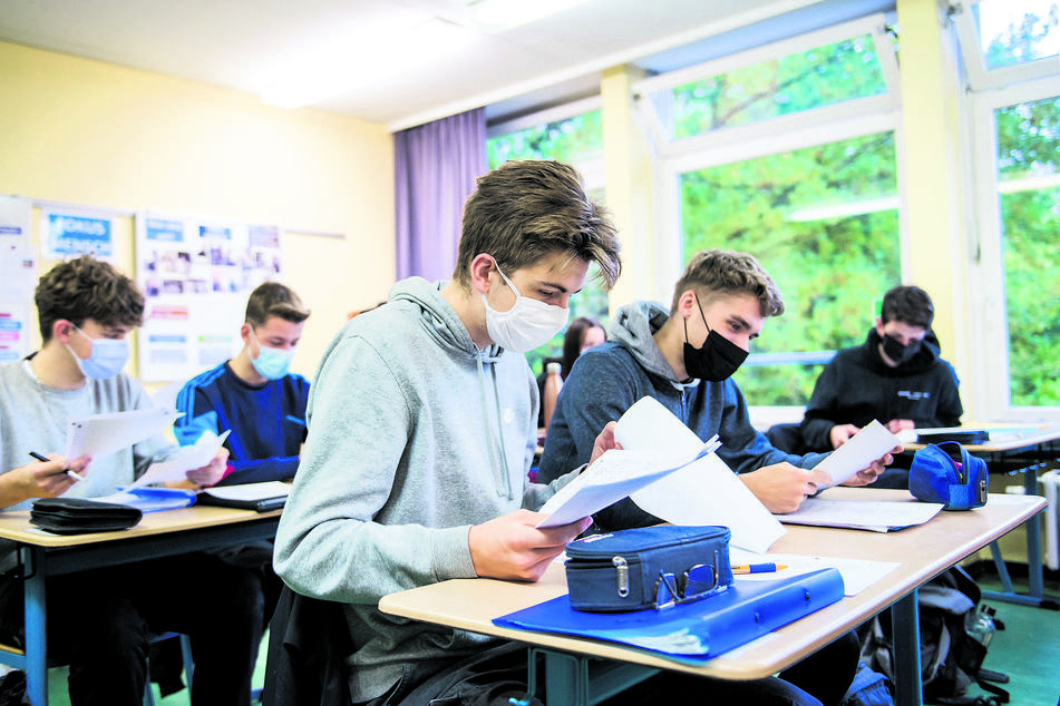 Für Schüler der Abiturstufe wird die Mund-Nasen-Bedeckungen im Unterricht die Regel. Jüngere Jahrgänge können ohne Maske durchatmen.