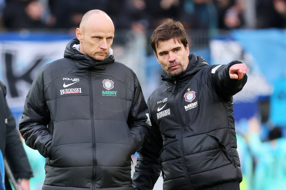 Co-Trainer Jörg Emmerich (49, r.) zeigt Sportchef Matthias Heidrich (46) nochmal, worauf es mit ankommt - auf die Unterstützung der Fans.