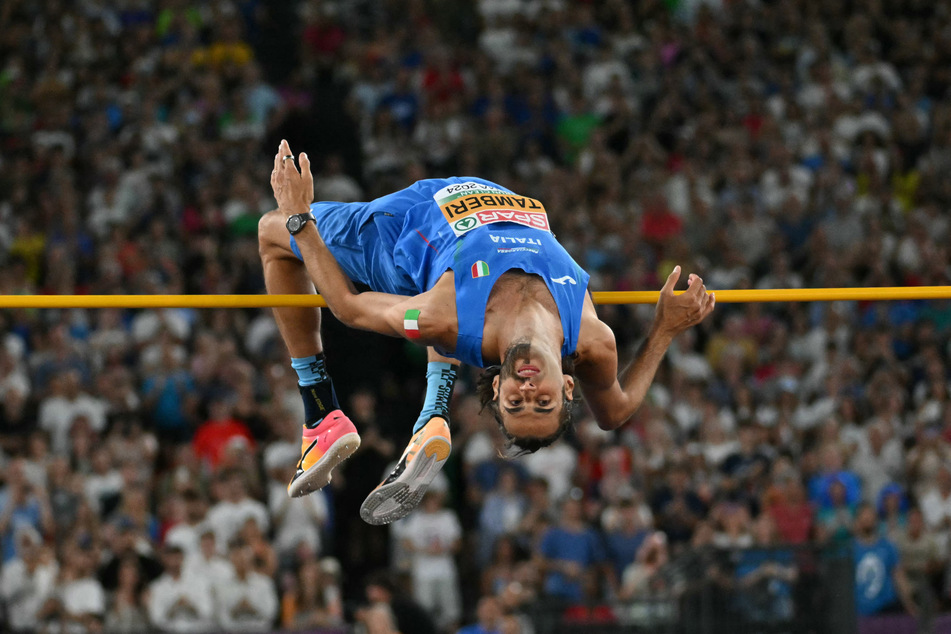 Der Mann, der mit einem halben Bart springt, will in Paris eigentlich seinen Olympiasieg von Tokio wiederholen.