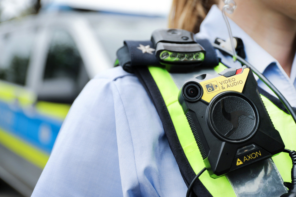 Ab sofort gilt die Tragepflicht für Bodycams bei der NRW-Polizei, doch es gibt ein Manko