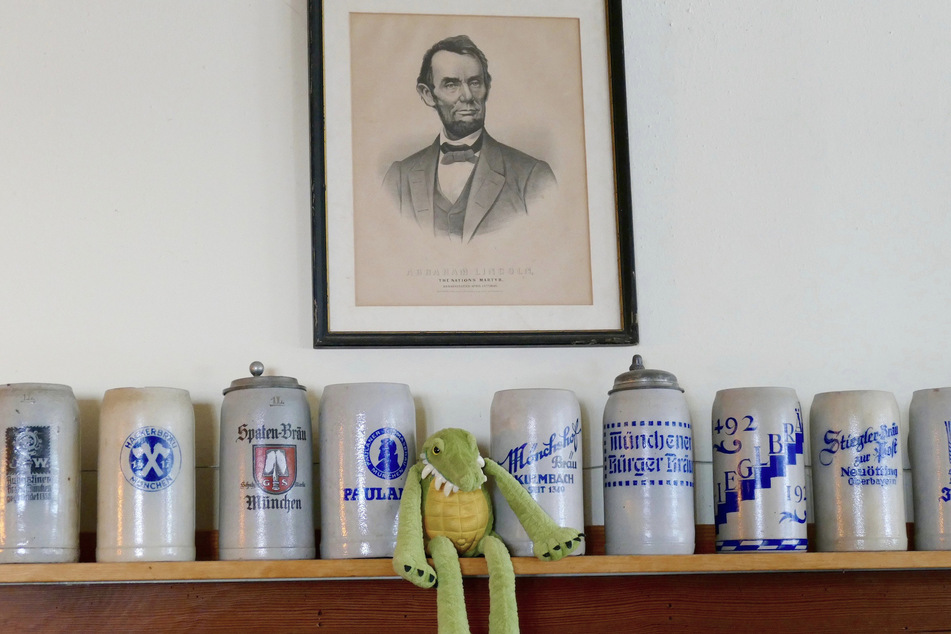 Münchner Bierkrüge stehen auf einem Regal in der "Suppenküche" unter einem Porträt des ehemaligen US-Präsidenten Abraham Lincoln.