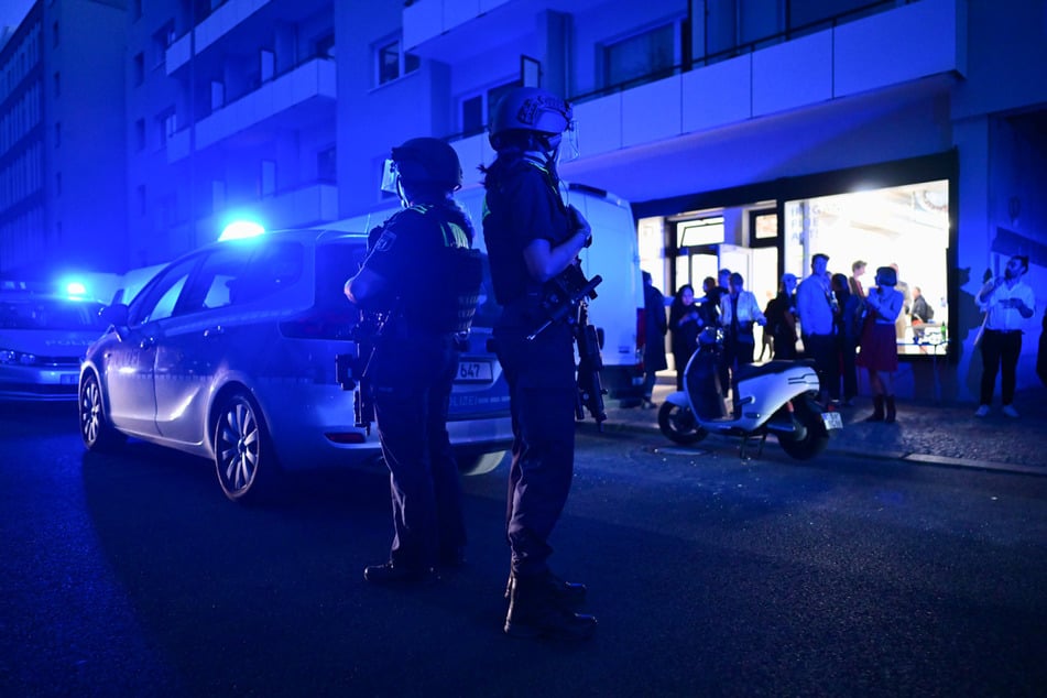 Die Polizei ermittelt wegen des Verdachts von Verstößen gegen das Waffen- und das Sprengstoffgesetz. (Archivfoto)