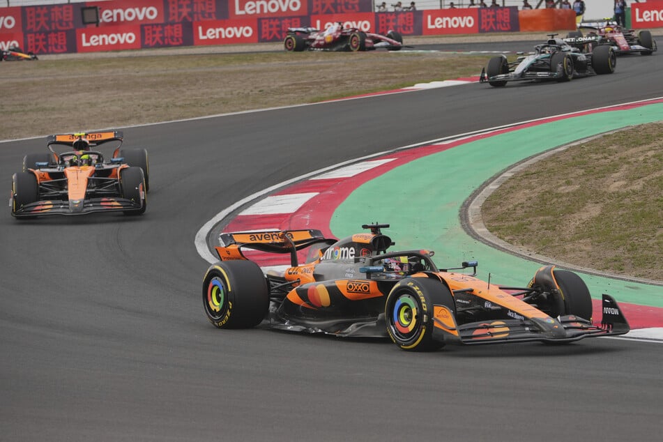 McLaren-Pilot Oscar Piastri (23, vorn) ließ den Rest in Shanghai hinter sich.