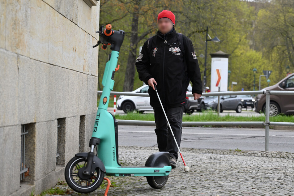 Für blinde Menschen, wie hier in Chemnitz, können die Roller auf dem Gehweg schnell zu einem gefährlichen Hindernis werden.