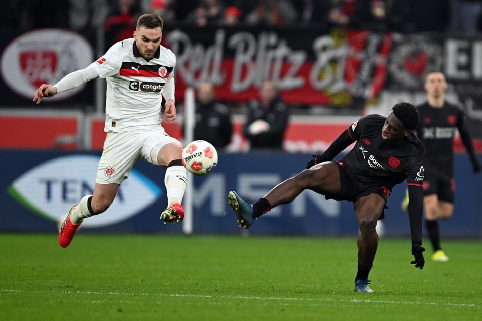 James Sands (25, l.) wird dem FC St. Pauli verletzungsbedingt bis Saisonende fehlen.